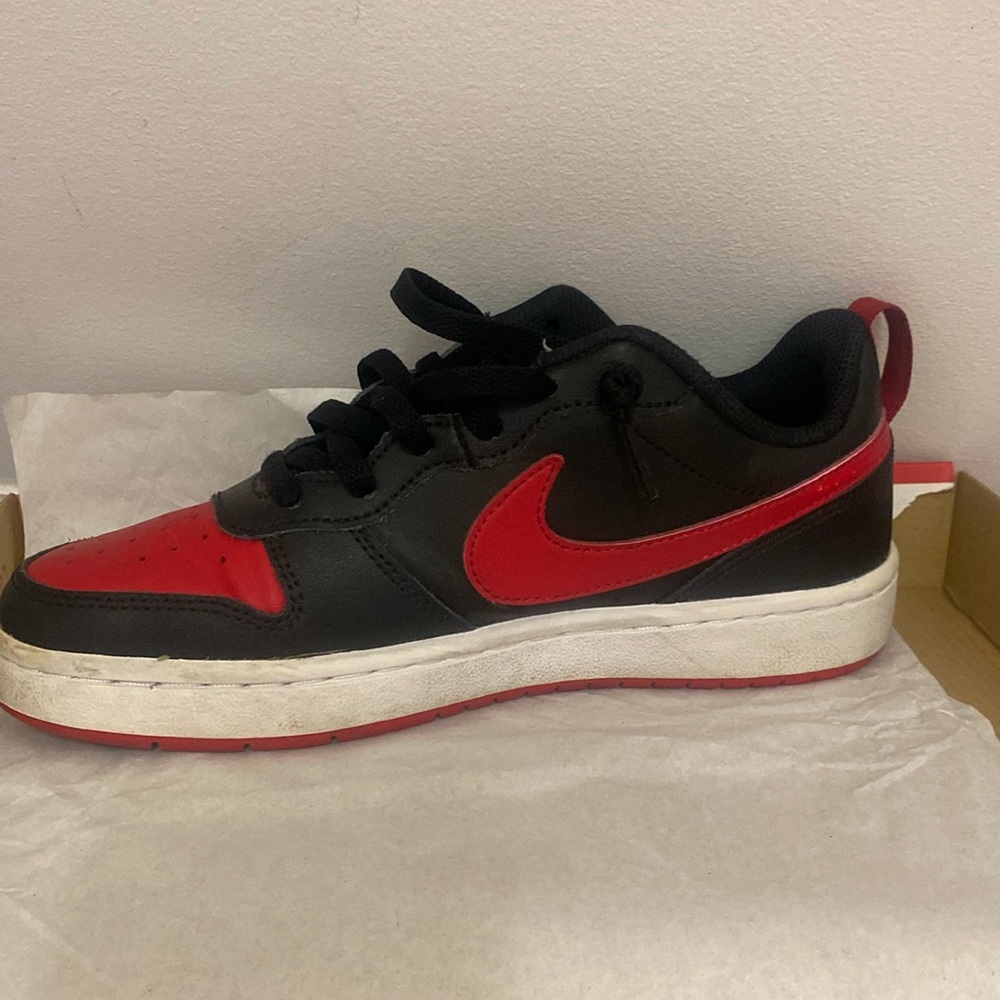 Nike court borough low 2 gently used